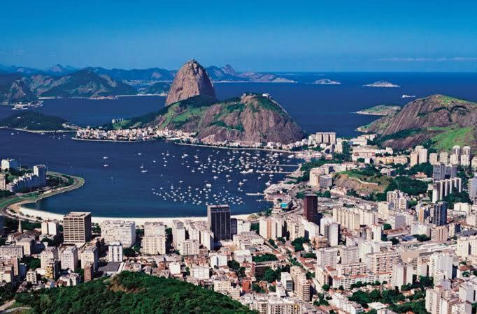 Na De Copacabana, Grudado Em Ipanema *